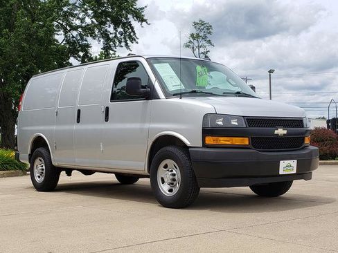 Used 2018 Chevrolet Express 2500 w/ Driver Convenience Package RWD image 8