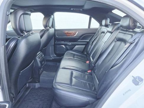 Used 2018 Lincoln Continental Select w/ Continental Climate Package image 10