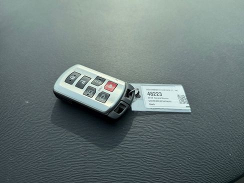 Used 2014 Toyota Sienna XLE image 23