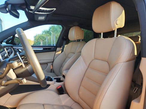 Certified 2025 Porsche Macan image 5