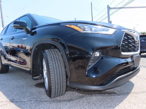 Used 2020 Toyota Highlander LE AWD/4WD image 19
