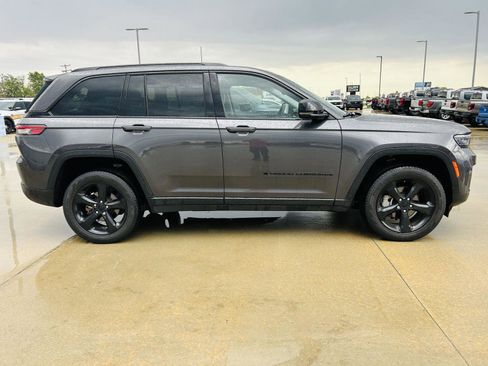 Used 2023 Jeep Grand Cherokee Limited w/ Black Appearance Package AWD/4WD image 41
