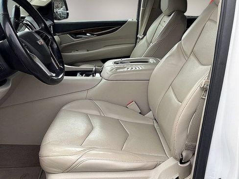 Used 2018 Cadillac Escalade Luxury AWD/4WD image 3