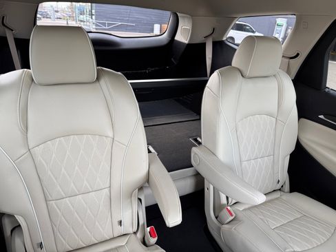 Used 2024 Buick Enclave Avenir w/ Avenir Technology Package image 18