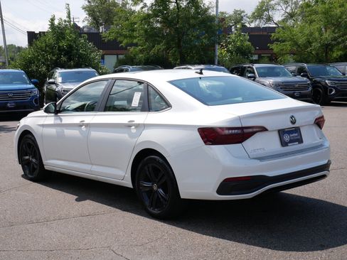 Used 2023 Volkswagen Jetta SE w/ Panoramic Sunroof Package FWD image 5