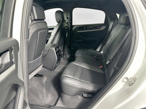 Certified 2025 Porsche Cayenne Coupe image 20