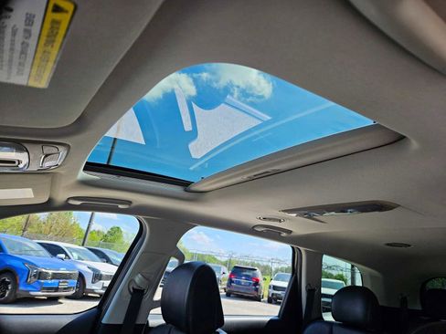 Used 2025 Kia Telluride S image 17