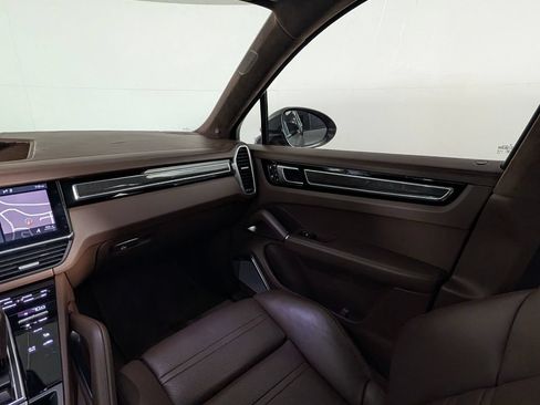 Used 2020 Porsche Cayenne Turbo AWD/4WD image 23