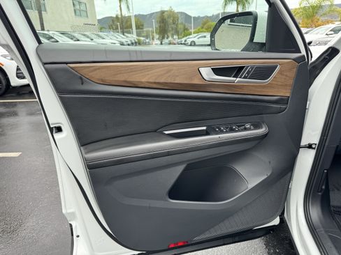 Used 2026 Volkswagen Atlas SE FWD image 12