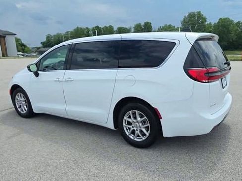 Used 2025 Chrysler Pacifica Select FWD image 5