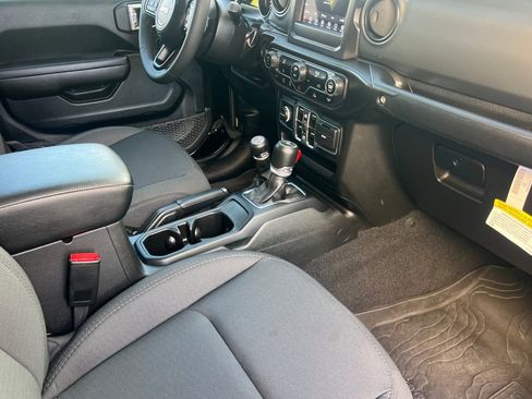 Used 2023 Jeep Gladiator Sport AWD/4WD image 15