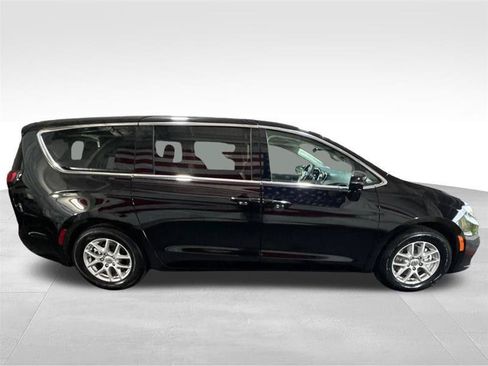 Used 2024 Chrysler Pacifica Touring-L FWD image 4