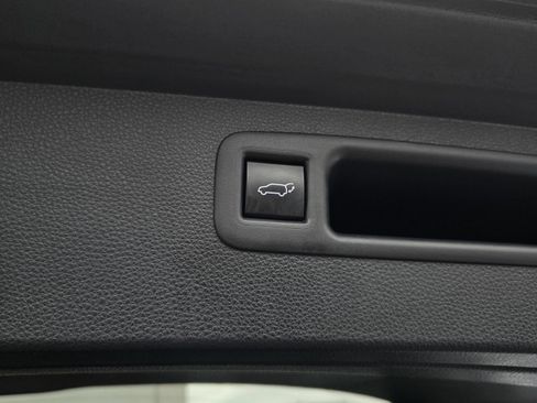 Used 2022 Toyota Highlander XLE AWD/4WD image 25