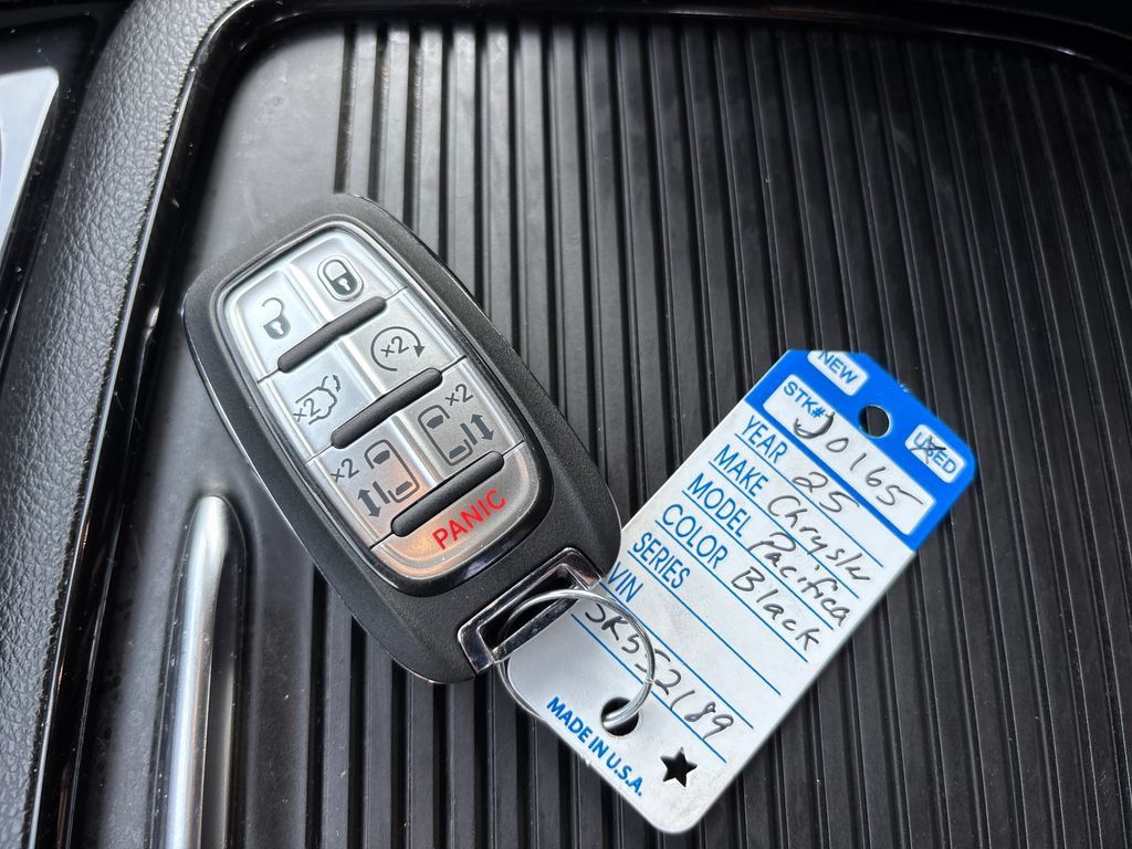 Used 2025 Chrysler Pacifica Limited FWD image 30