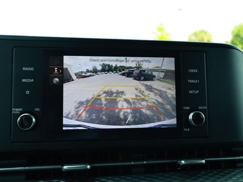 Used 2023 Kia Carnival LX FWD image 17