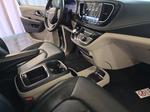 Used 2024 Chrysler Pacifica Limited FWD image 18