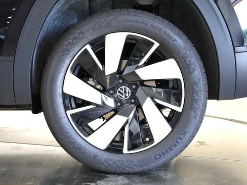 New 2026 Volkswagen Atlas Cross Sport SE image 38