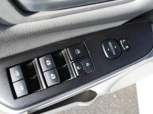 Used 2017 Toyota Camry SE w/ Moonroof Package image 29