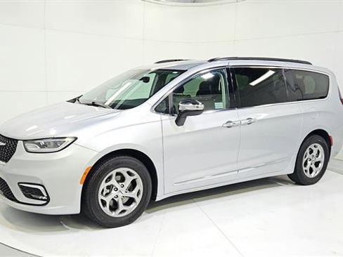 Used 2023 Chrysler Pacifica Limited FWD image 3