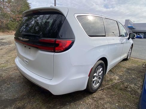 Used 2023 Chrysler Pacifica Touring-L image 7