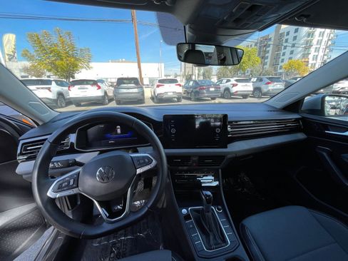 Used 2025 Volkswagen Jetta SE image 34