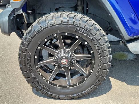 Used 2018 Jeep Wrangler Unlimited Sahara AWD/4WD image 9