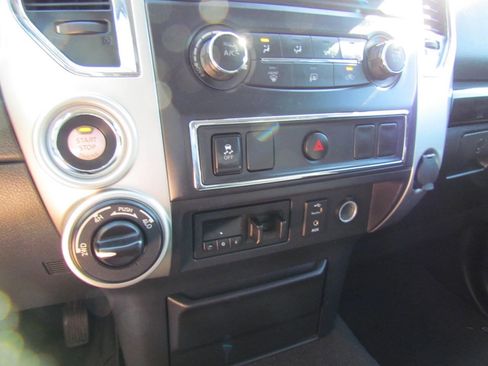 Used 2017 Nissan Titan SV image 20