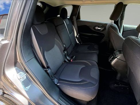 Used 2017 Jeep Cherokee Latitude w/ Cold Weather Group AWD/4WD image 29