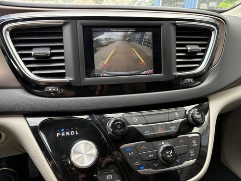 Used 2020 Chrysler Voyager LX image 13