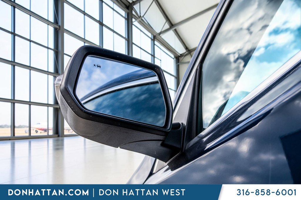 Used 2023 Chevrolet Traverse LT AWD/4WD image 38