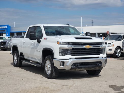 Used 2024 Chevrolet Silverado 2500 LT AWD/4WD image 3