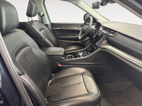 Used 2023 Jeep Grand Cherokee Limited w/ Luxury Tech Group II AWD/4WD image 4
