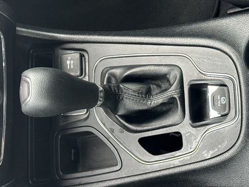 Used 2020 Jeep Cherokee Latitude FWD image 24