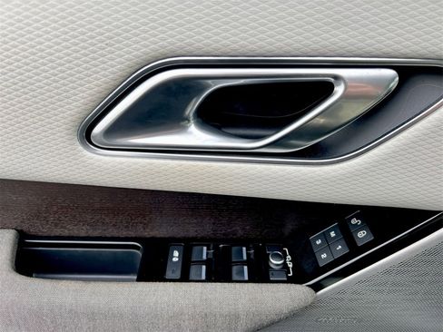 Used 2018 Land Rover Range Rover Velar image 20