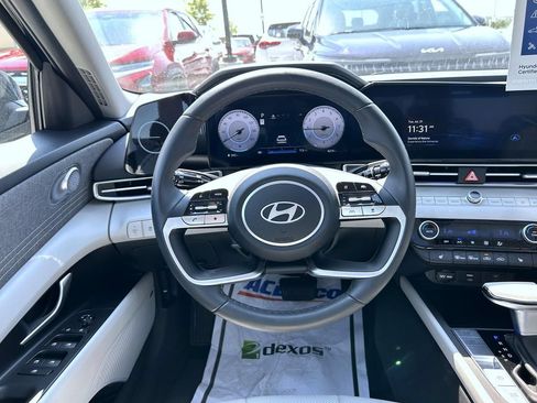 Used 2025 Hyundai Elantra Limited FWD image 13