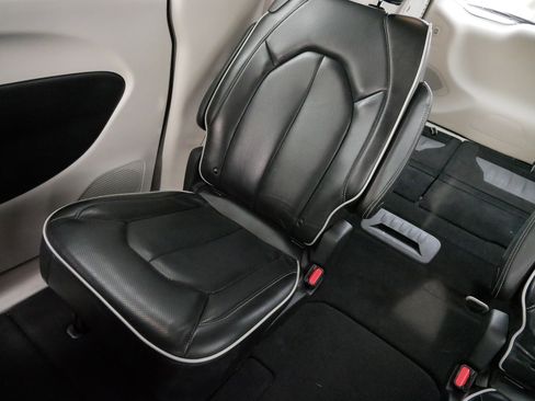 Used 2023 Chrysler Pacifica Limited image 12