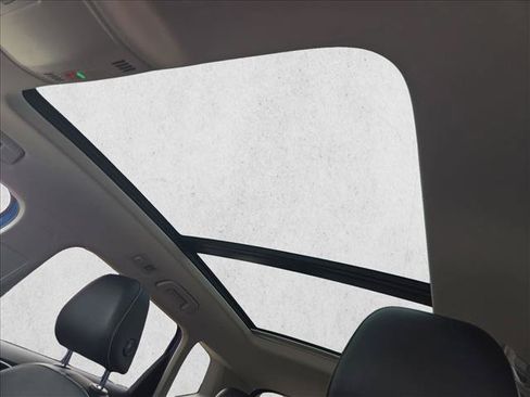 Used 2023 Volkswagen Taos SE w/ Panoramic Sunroof Package FWD image 16