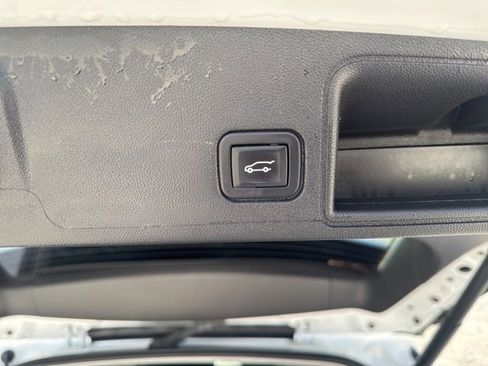 Used 2023 GMC Terrain SLT image 21