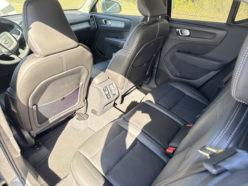 Used 2025 Volvo XC40 B5 Core image 12