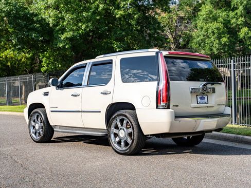 Used 2011 Cadillac Escalade Luxury AWD/4WD image 8