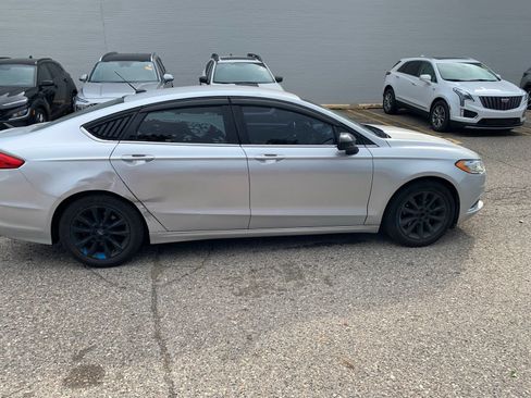 Used 2017 Ford Fusion SE w/ Fusion SE Technology Package FWD image 4