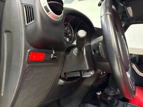 Used 2015 Jeep Wrangler Unlimited Rubicon image 22