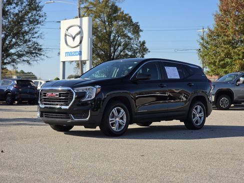 Used 2024 GMC Terrain SLE image 3
