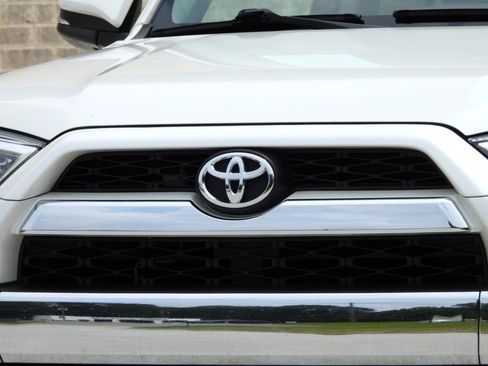 Used 2017 Toyota 4Runner Limited AWD/4WD image 5