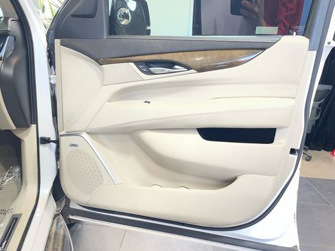 Used 2020 Cadillac Escalade Luxury w/ LPO, Radiant Package AWD/4WD image 16