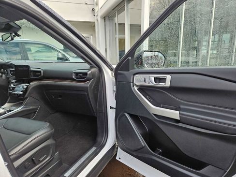 Used 2023 Ford Explorer Limited image 9