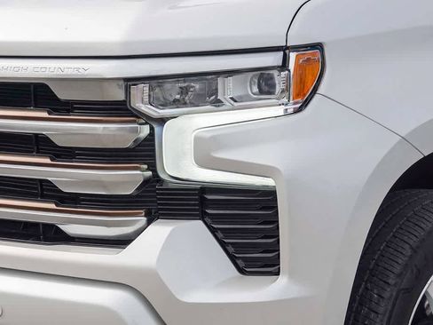 Used 2022 Chevrolet Silverado 1500 High Country w/ Technology Package image 8