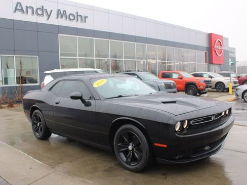 Used 2018 Dodge Challenger SXT image 1