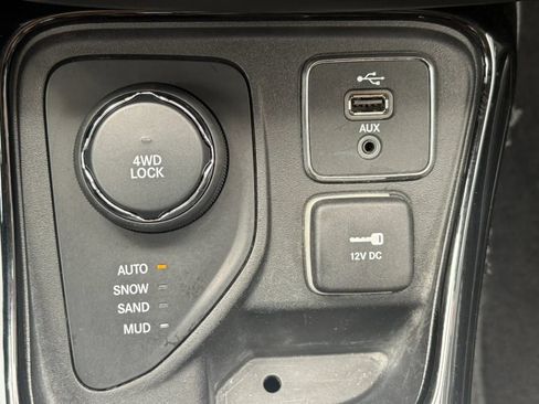 Used 2018 Jeep Compass Limited w/ Navigation Group AWD/4WD image 19