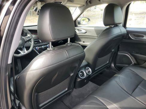 Used 2020 Alfa Romeo Giulia image 11